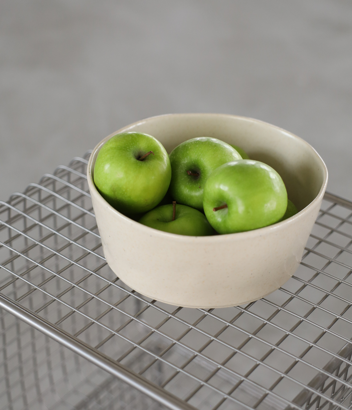 Creme kleurige ronde schaal met natuurlijke vorm van porselein. Fruitschaal. Creëer rust met deze unieke toevoeging aan je interieur. Ook een perfecte oplossing voor het stijlvol presenteren van fruit. Accessoire keuken action ikea Zara Home.