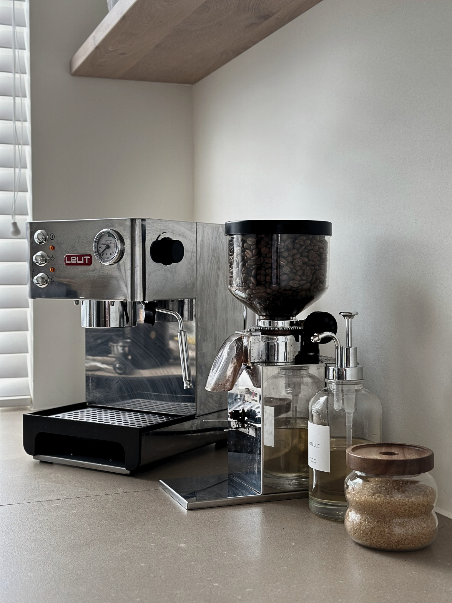 Koffie siroop dispenser. Siroop dispenser glas pomp. Monin siroop. Ranja dispenser. Monin koffiesiroop. Drank dispenser. Glazen dispenser. Zeep dispenser. Afwas. Hervulbaar. Keuken organizer. Luchtdicht. Schenkfles. Olie en azijn stel. Personaliseer met labels en stickers. Schenkflessen. Pomp flessen. Olie en azijnstel xenos hema blokker action ikea dille en kamille. Zwart zilver goud. Oil en vinegar. Coffee dispenser. Soap dispenser. Soap pump. Refillable soap. Refillable. Syrup dispenser. Coffee silver. 