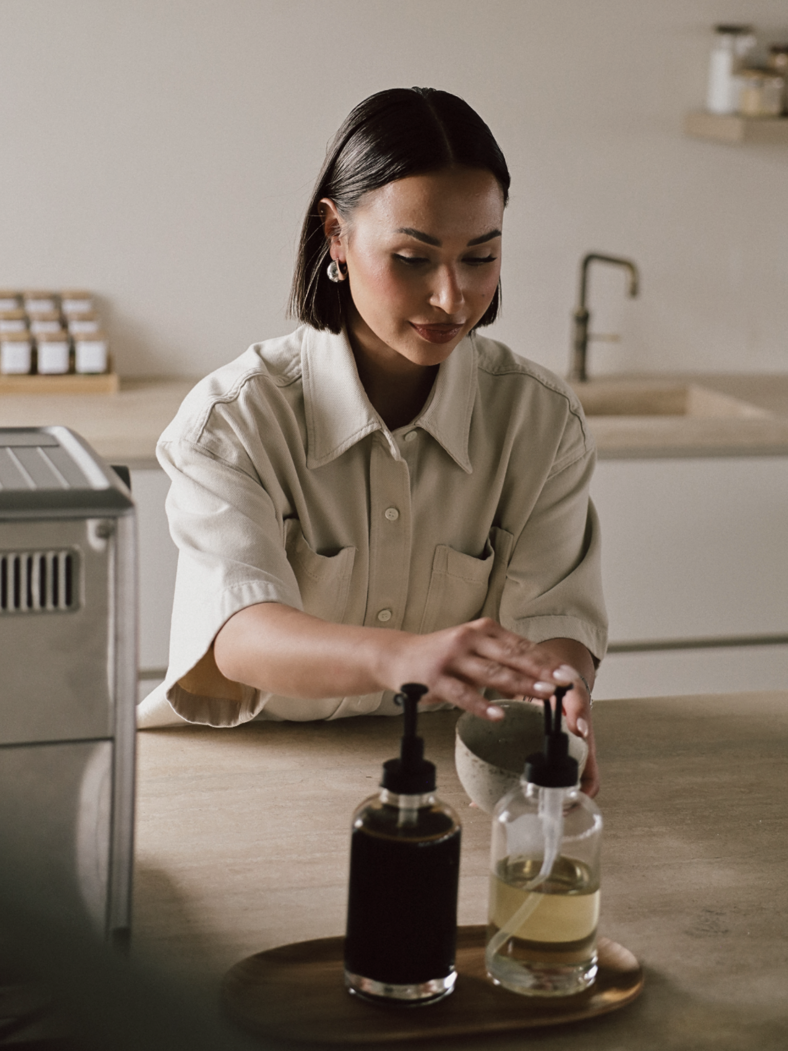 Koffie siroop dispenser. Siroop dispenser glas pomp. Monin siroop. Ranja dispenser. Monin koffiesiroop. Drank dispenser. Glazen dispenser. Zeep dispenser. Afwas. Hervulbaar. Keuken organizer. Luchtdicht. Schenkfles. Olie en azijn stel. Personaliseer met labels en stickers. Schenkflessen. Pomp flessen. Olie en azijnstel xenos hema blokker action ikea dille en kamille. Zwart zilver goud. Oil en vinegar. Soap dispenser. Coffee syrup dispenser. Dish soap dispenser. Refillable dispensers. Refillable. Dispenser.